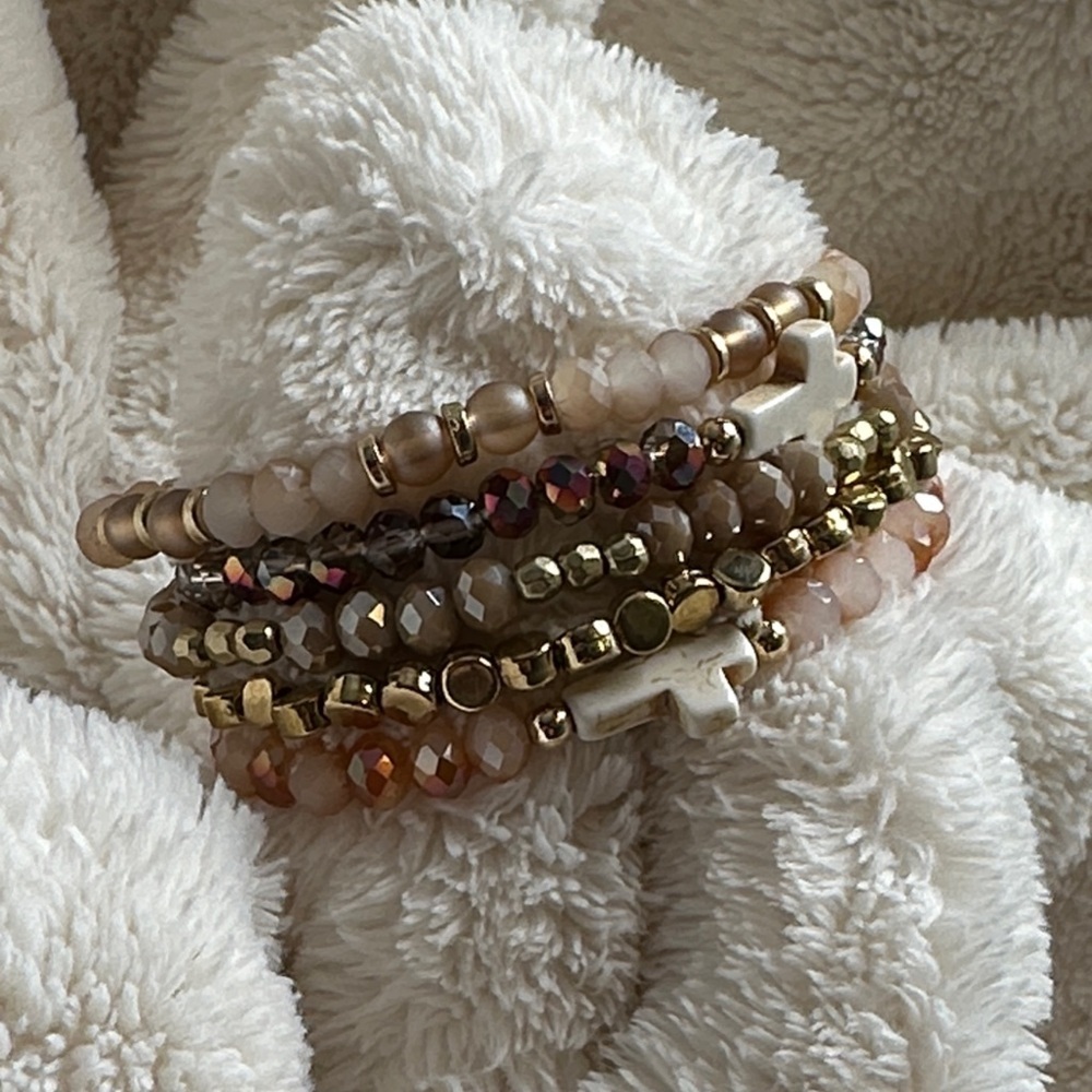 Beaded Bracelets Peachy Gold Mauve Set of 5 with Cross Charms on 2 of them NWOT - Picture 8 of 16